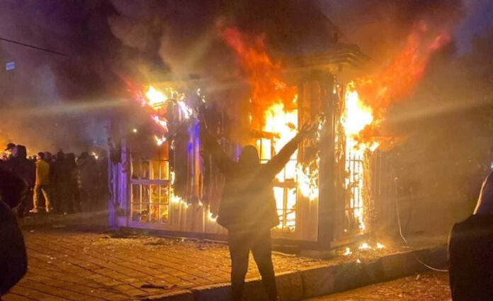 الشباب الثوار يقودون الحراك في إيران؛ من إضراب الأسواق إلى 