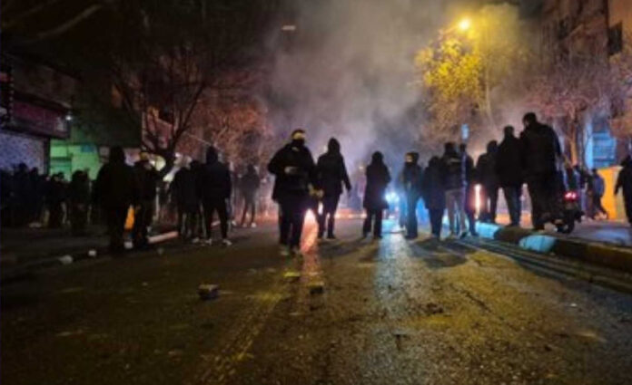 ما هو الحل لإيران؟ صراع الاستراتيجيات من 