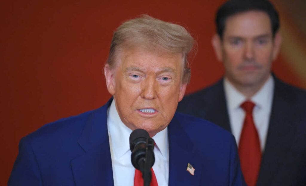 ترامب لـ "بوليتيكو": خامنئي "رجل مريض" دمر بلاده.. وحان الوقت للبحث عن قيادة جديدة في إيران