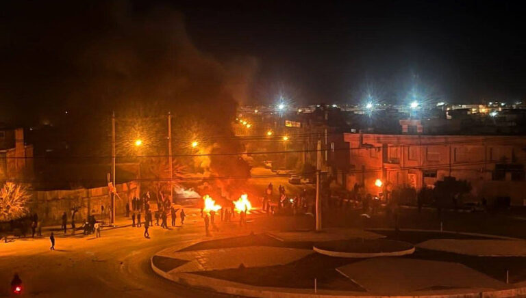 صدى الانتفاضة الإيرانية في الإعلام الدولي: مظاهرات من لندن إلى أوتاوا تطالب بإسقاط النظام وترفض “ديكتاتوريتي الشاه والملالي”