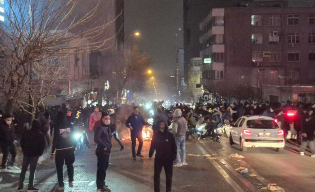 الليلة الخامسة عشرة للانتفاضة.. طهران تنتفض مجدداً، إضراب شامل في شهركرد وتجريد عناصر القمع من سلاحهم في كرج