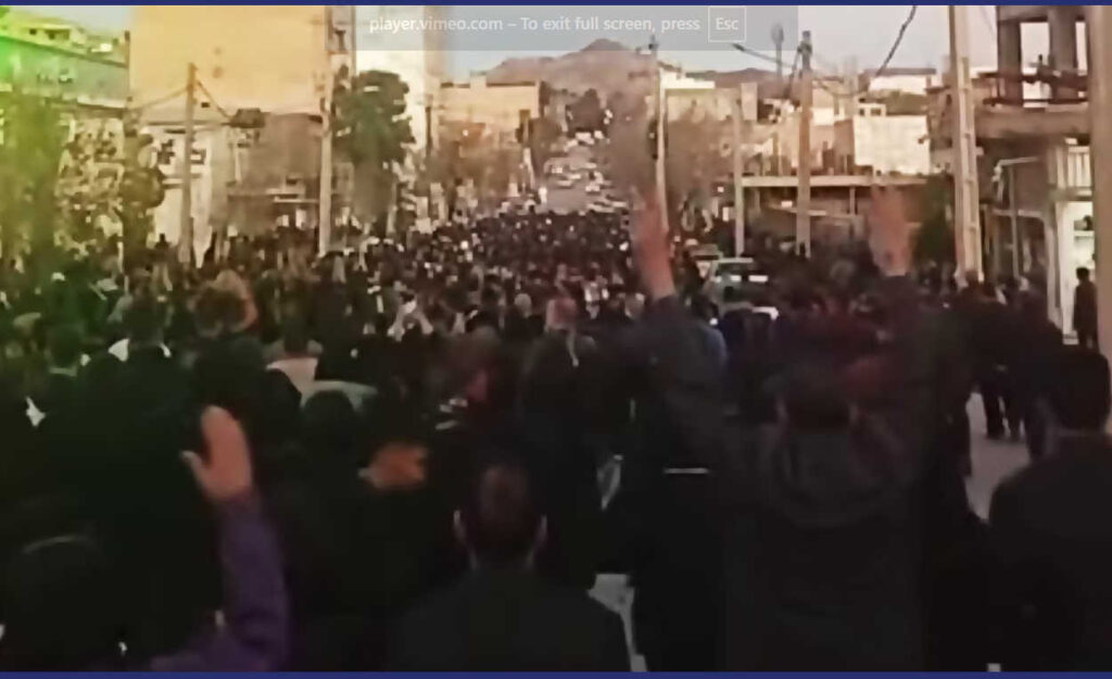 الانتفاضة الإيرانية تجاوزت نقطة العودة.. والشعب يرفض ديکتاریتي الشاه والملالي