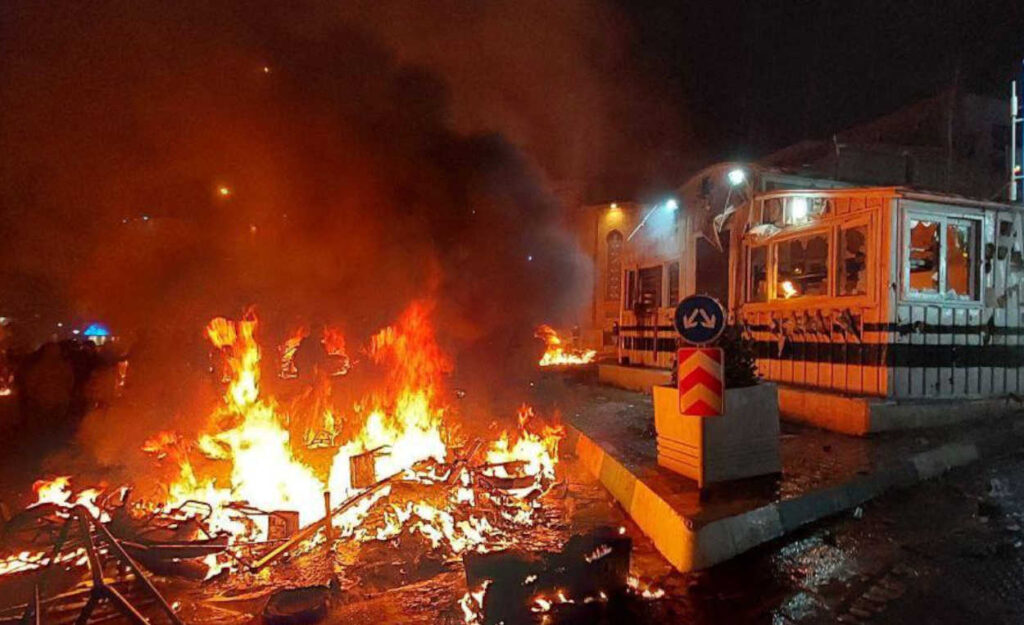 اتساع رقعة الاشتباكات والكرّ والفرّ بين الشباب الثوار وقوات أمن نظام إيران في طهران وعدد من المدن الإيرانية