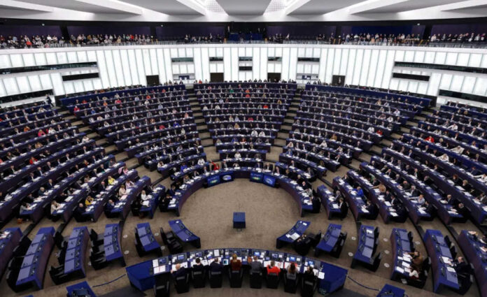 البرلمان الأوروبي يكسر الصمت بالتصفيق لضحايا إيران: مشروع قرار يدين مقتل 3000 متظاهر ويحذر من الإعدامات