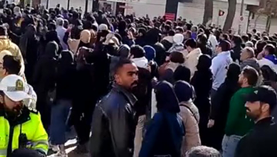 تقریر مباشر عن اليوم الحادي عشر للانتفاضة:الثورة المدن الإيرانية.. بجنورد في "قبضة الأحرار" والمعارك تشتعل من شيراز إلى كرمانشاه