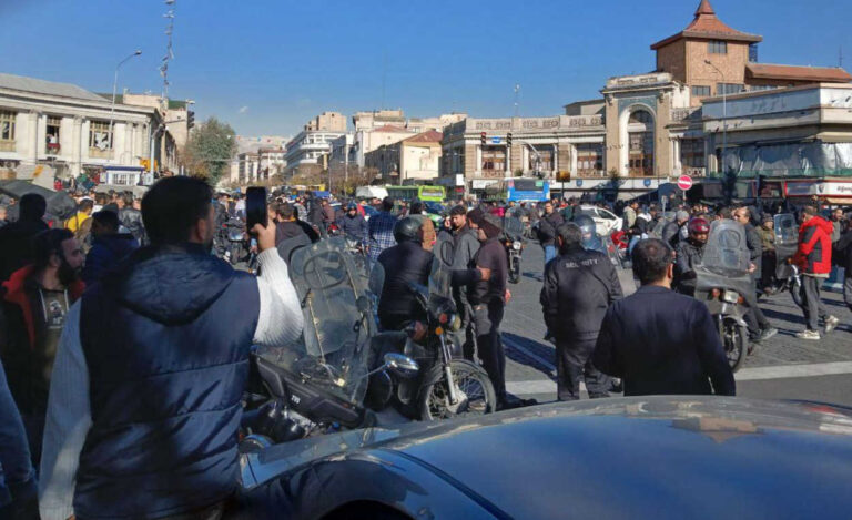 صحيفة “لا ديبيش” الفرنسية: “أمل زائف” يخدم بقاء النظام.. والبديل ليس العودة لـ “ديكتاتورية الشاه”