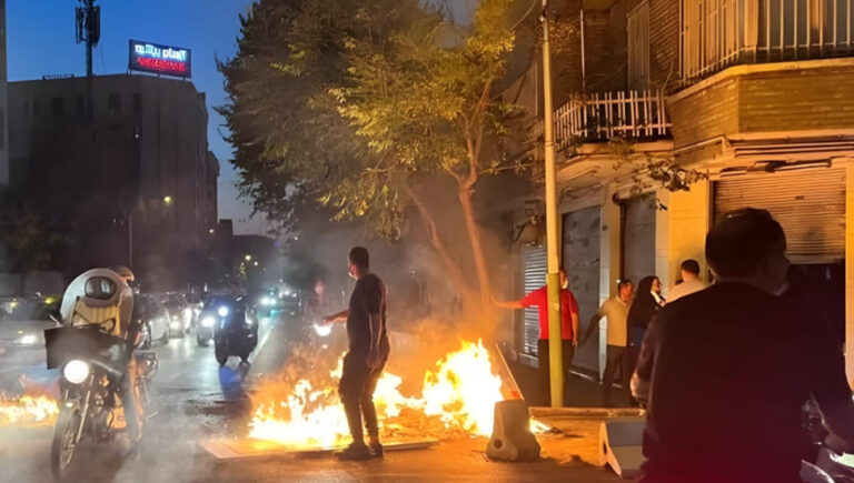 مشهد: الثوار يسيطرون على السلاح ومقابر جماعية سرية تبتلع مئات الضحايا