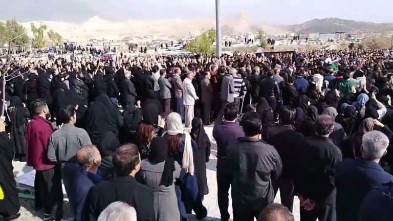 مراسم تشییع شهید الانتفاضة علیرضا صیدی في آبدانان بشعارات «الموت لخامنئي»