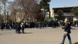 اليوم الثاني من الاحتجاجات الطلابية في جامعات إيران: بشعار: الموت للظالم سواء كان الشاه او خامنئي