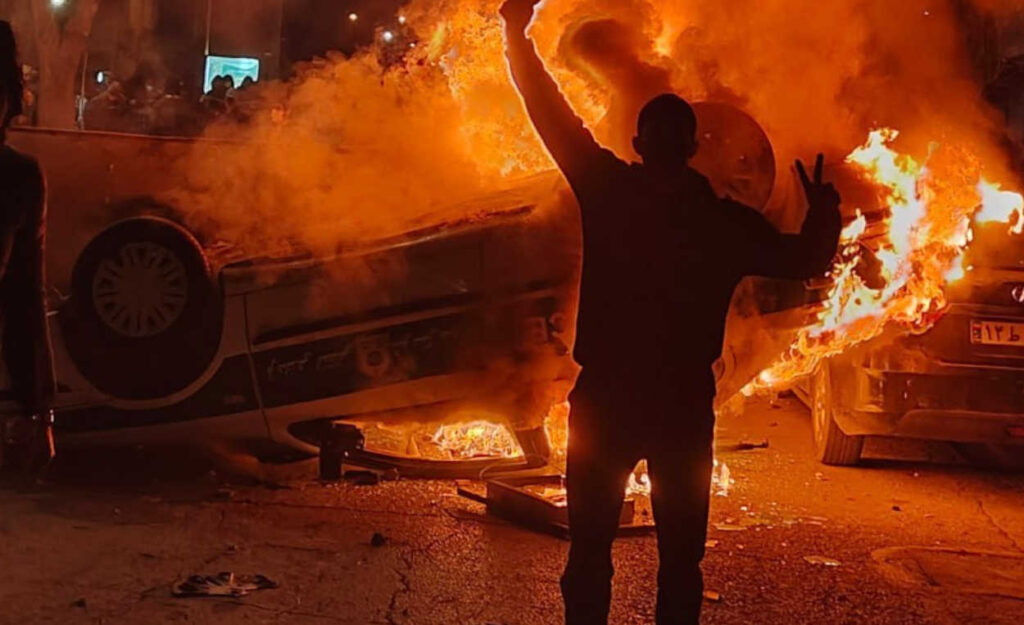 لماذا يُعد الرهان على "الانهيار التلقائي" للنظام الإيراني وهماً قاتلاً؟