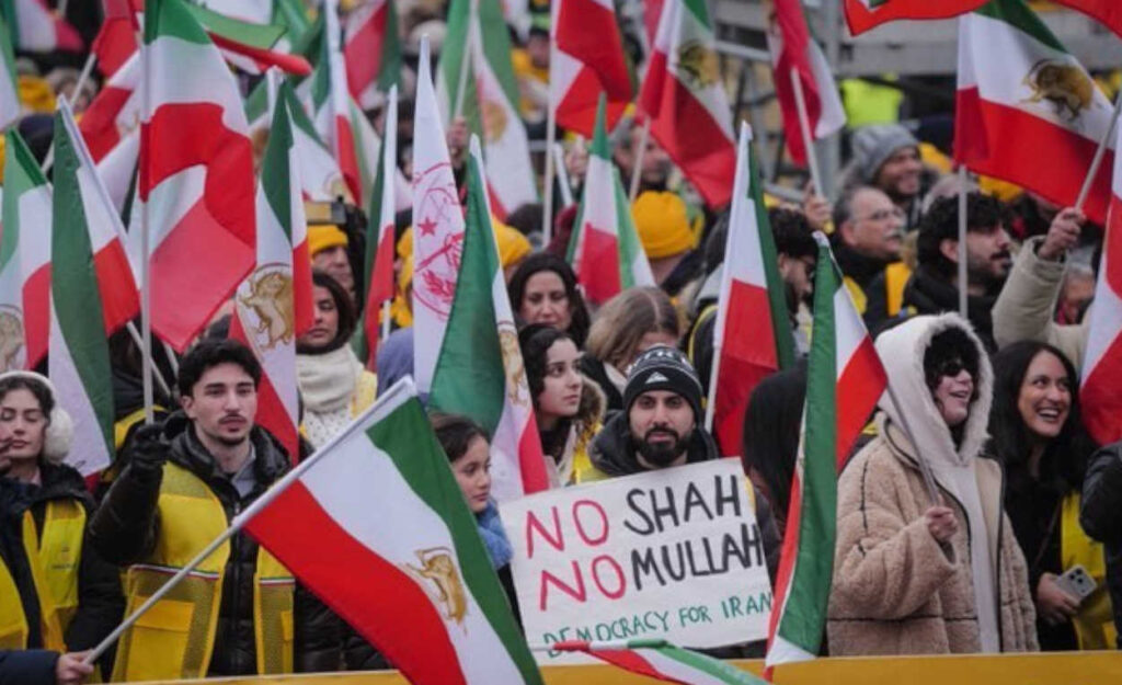 برلين تنتفض من أجل إيران حرة: تظاهرة حاشدة ومؤتمر دولي يدعو لإسقاط النظام وإقامة جمهورية ديمقراطية