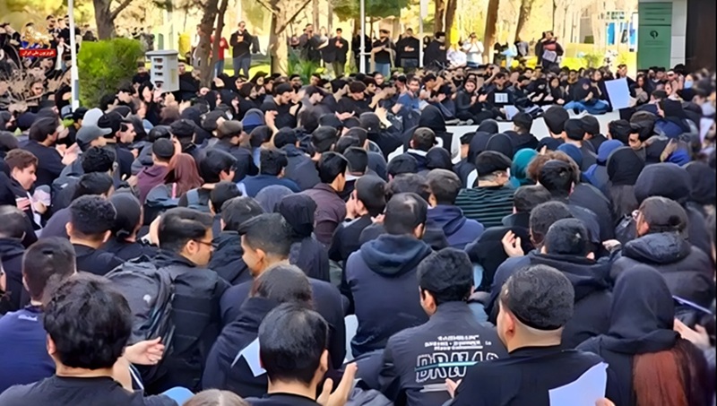 الانهيار الاقتصادي ودماء شهداء الإنتفاضة يدفعان النظام الإيراني نحو الهاوية