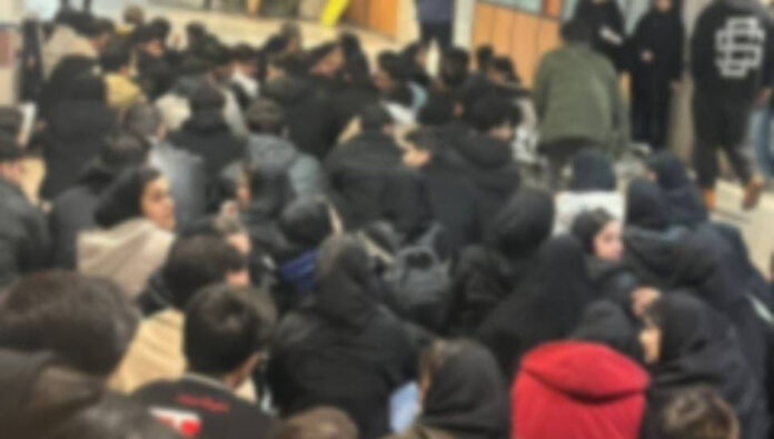 إيران.. اتساع مقاطعة الامتحانات في جامعات العلوم الطبية؛ اعتصامات واحتجاجات طلابية في عدة مدن