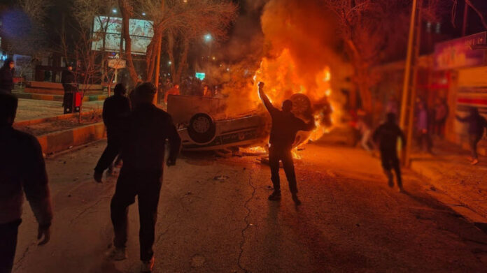 فوكس نيوز: إيران تدير مواقع السرية لاحتجاز الآلاف.. وتعيد إحياء أساليب تعذيب الثمانينيات