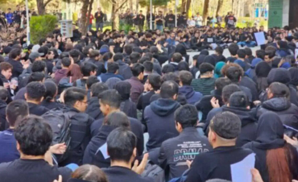 نقطة التحول في إيران ستأتي من الداخل.. وجيل الغضب يرفض نظام الشاه ودكتاتورية الملالي معاً