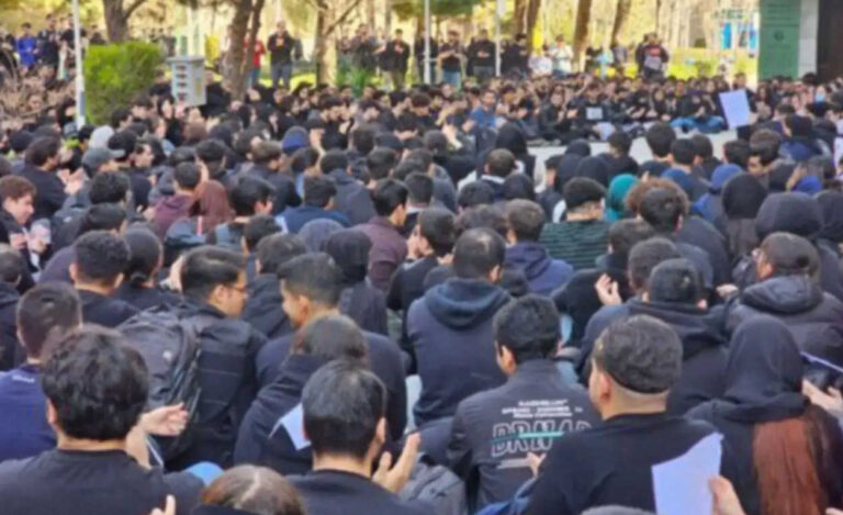 نقطة التحول في إيران ستأتي من الداخل.. وجيل الغضب يرفض نظام الشاه ودكتاتورية الملالي معاً