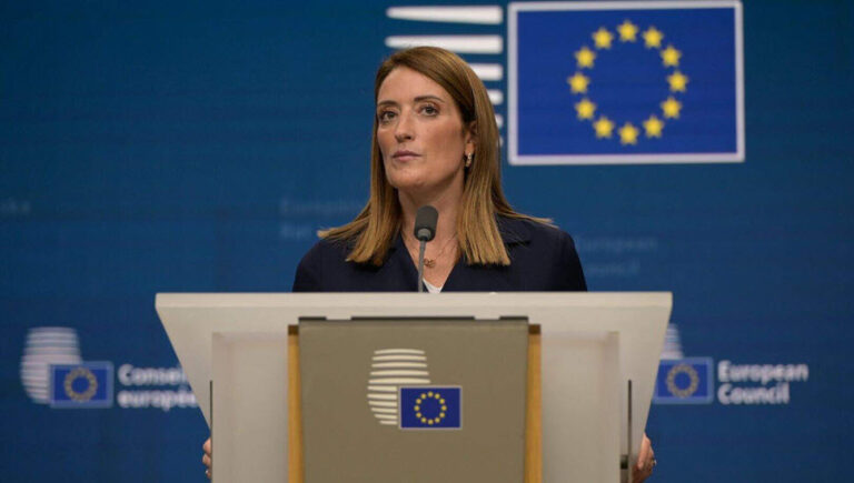 ميتسولا تتعهد بـ إيران حرة و20 سيناتوراً أمريكياً يدينون المجازر