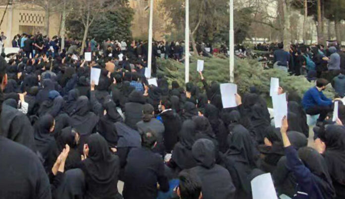 تصاعد انتفاضة الجامعات في إيران في يومها الخامس رغم القمع والإغلاقات الأمنية