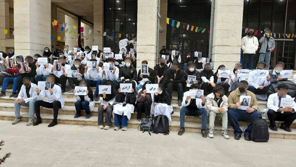 طلاب جامعة شيراز للعلوم الطبية يتظاهرون احتجاجا على اعتقال أعضاء الطاقم الطبي