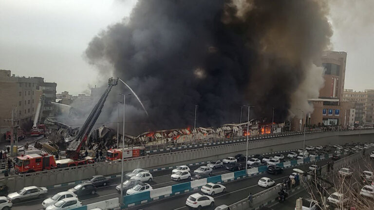حريق واسع في سوق جنت‌آباد بطهران