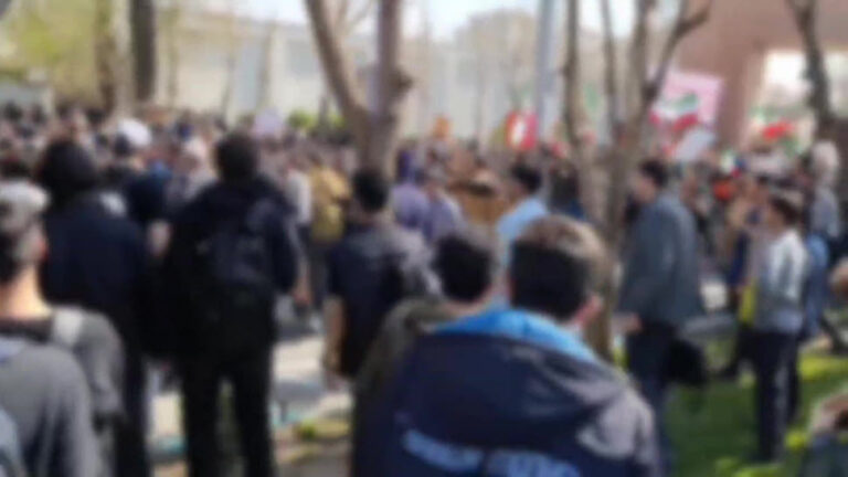 احتجاجات طلاب جامعات طهران… هتافات مناهضة لخامنئي ومواجهة مع عناصر البسيج