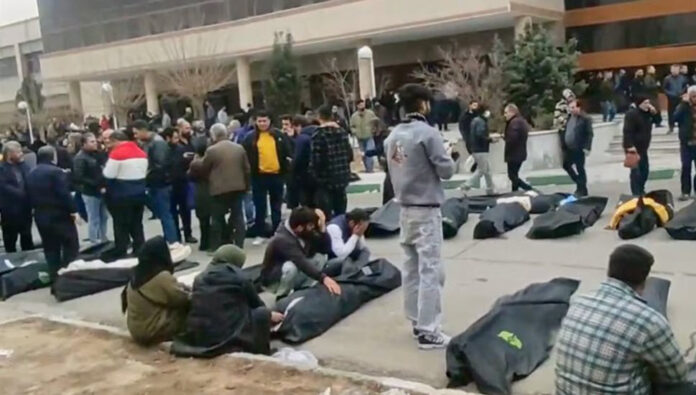 لوموند الفرنسية: النظام الإيراني يُصعِّد قمع الأطباء المعالجين لجرحى الانتفاضة