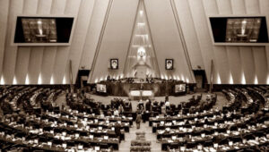 اعترافات في برلمان النظام : عرقلة تفتيش الطاقة الذرية، خط الفقر يقفز لـ 50 مليون تومان، وآلاف الوفيات بسبب التلوث