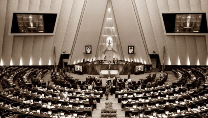 اعترافات في برلمان النظام : عرقلة تفتيش الطاقة الذرية، خط الفقر يقفز لـ 50 مليون تومان، وآلاف الوفيات بسبب التلوث