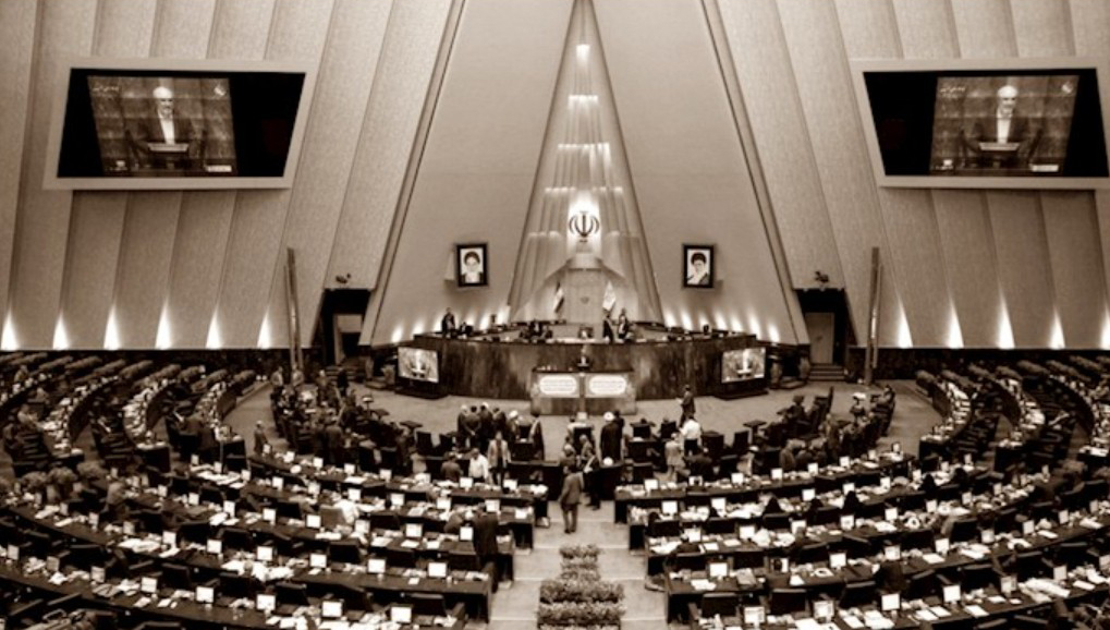 اعترافات في برلمان النظام : عرقلة تفتيش الطاقة الذرية، خط الفقر يقفز لـ 50 مليون تومان، وآلاف الوفيات بسبب التلوث