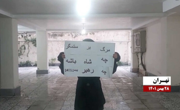 هل يستبدل الإيرانيون استبداداً بآخر؟ لماذا يرفض الشعب كل أشكال الديكتاتورية