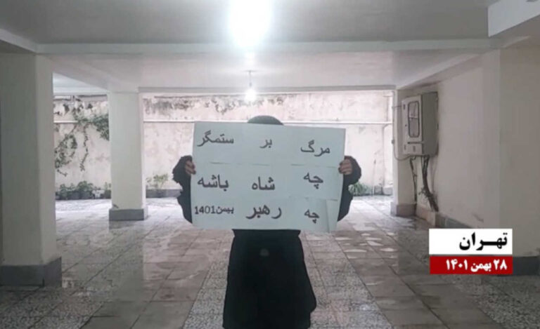 هل يستبدل الإيرانيون استبداداً بآخر؟ لماذا يرفض الشعب كل أشكال الديكتاتورية