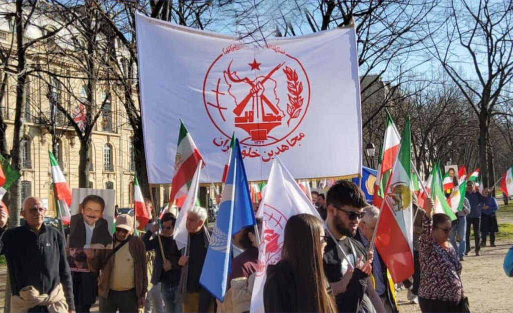 إيرانيون يتظاهرون في باريس تأييداً لإعلان الحكومة المؤقتة للمقاومة الإيرانية
