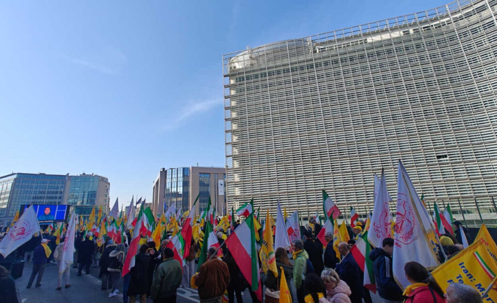 رويترز تنقل حشود بروكسل للعالم.. أنصار المقاومة تدعم الحكومة المؤقتة ورجوي تدعو لإسقاط الاستبداد بشقيه