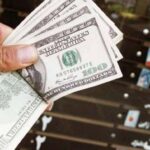 انهيار غير مسبوق للعملة الإيرانية: الدولار يتجاوز 181 ألف تومان