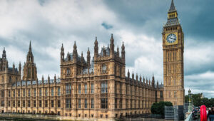 تحذير برلماني بريطاني: مطالبات بإجراءات فورية وحازمة ضد الشبكات الإعلامية التابعة للنظام الإيراني