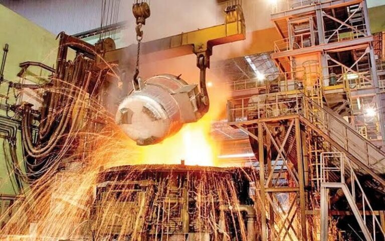 انهيار عملاق الصناعة.. كيف دمرت الحرب قطاع الصلب؟