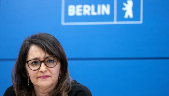 السيناتورة فلورا بادنبرغ: عائلة بهلوي تمثل نظامًا استبداديًا