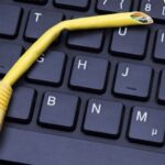 تكريس الفصل العنصري الرقمي: النظام الإيراني يوسع سياسة الإنترنت الطبقي لخنق حرية التواصل