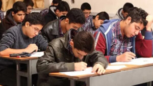 جيلٌ يُدفع نحو الهاوية: كيف دمر النظام الإيراني مستقبل التعليم في إيران تحت غطاء الحرب؟