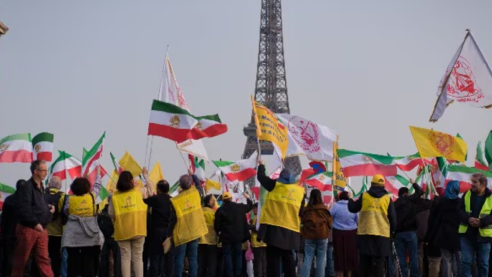 نيوزماكس: استراتيجية الخروج الأمريكية موجودة بالفعل داخل إيران والمقاومة هي الحل