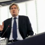 أنطونيو لوبيز-إستوريز وايت ينسف أوهام الاسترضاء