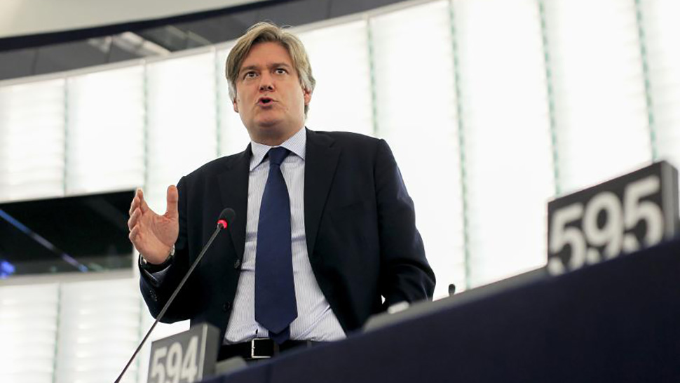 أنطونيو لوبيز-إستوريز وايت ينسف أوهام الاسترضاء