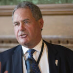 رئيس لجنة بريطانية يرحب بقرب تصنيف حرس النظام الإيراني منظمة إرهابية