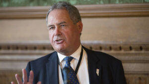 رئيس لجنة بريطانية يرحب بقرب تصنيف حرس النظام الإيراني منظمة إرهابية