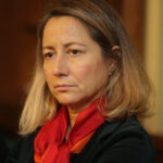 إليزابيتا زامباروتي: ابن الشاه يدافع عن إرث القمع، والحرية لا تتحقق باستبدال عمامة الملالي بتاج الشاه