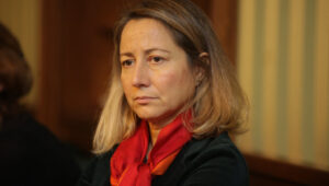 إليزابيتا زامباروتي: ابن الشاه يدافع عن إرث القمع، والحرية لا تتحقق باستبدال عمامة الملالي بتاج الشاه