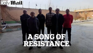 صحيفة ديلي ميل: عرش الطاغية سيتحطم.. نخب إيران تصدح بأهزوجة التحدي قبل الصعود للمشانق