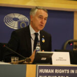 نائب في البرلمان الأوروبي يطالب بالاعتراف بالمقاومة الإيرانية وينتقد بشدة تلميع صورة ابن الشاه