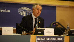 نائب في البرلمان الأوروبي يطالب بالاعتراف بالمقاومة الإيرانية وينتقد بشدة تلميع صورة ابن الشاه