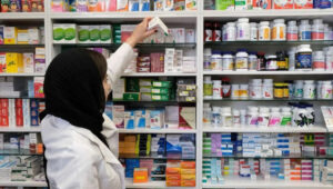 وصفة الموت البطيء.. سياسات النظام الإيراني تحرم ملايين المرضى من الدواء